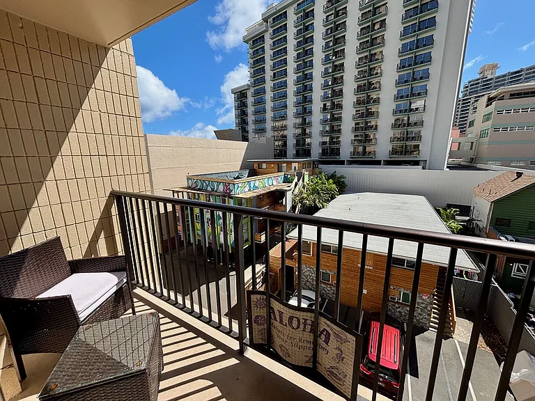 Kalakaua Ave — Photo 19