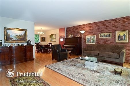 4th image of 3540 N Pine Grove Ave #A