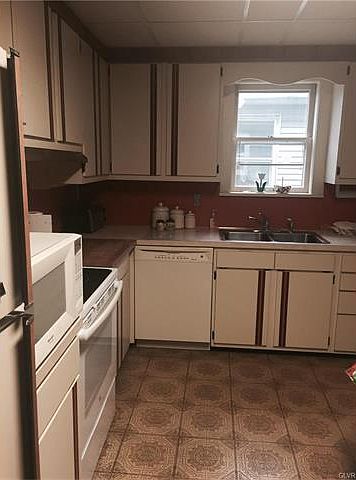 2nd image of 1040 3rd Ave