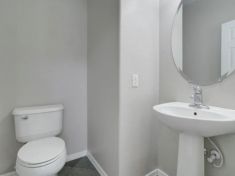 2143 W Marconi Ave — Photo 16