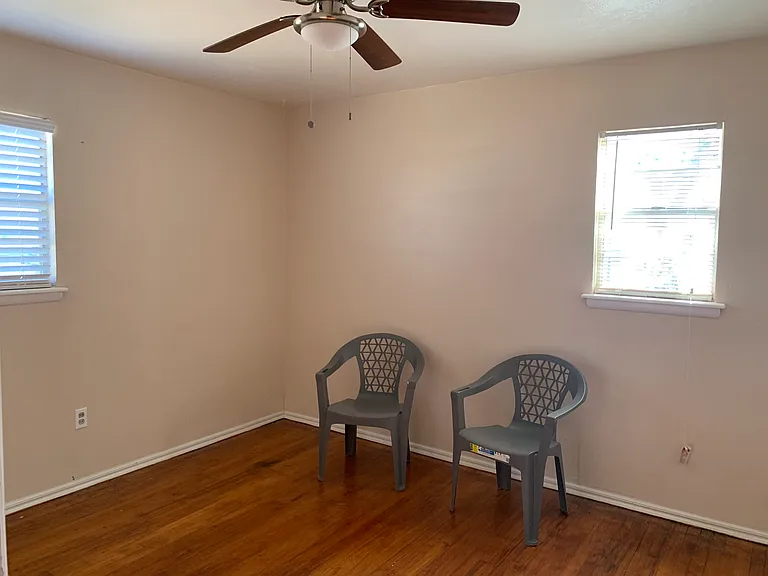 927 SW 35th St — Photo 5