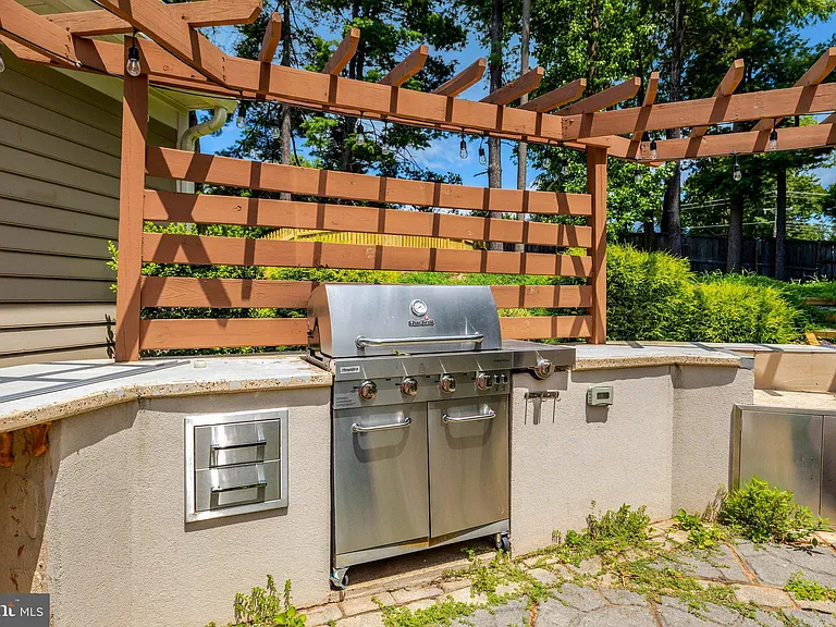 8995 Parliament Dr — Photo 56