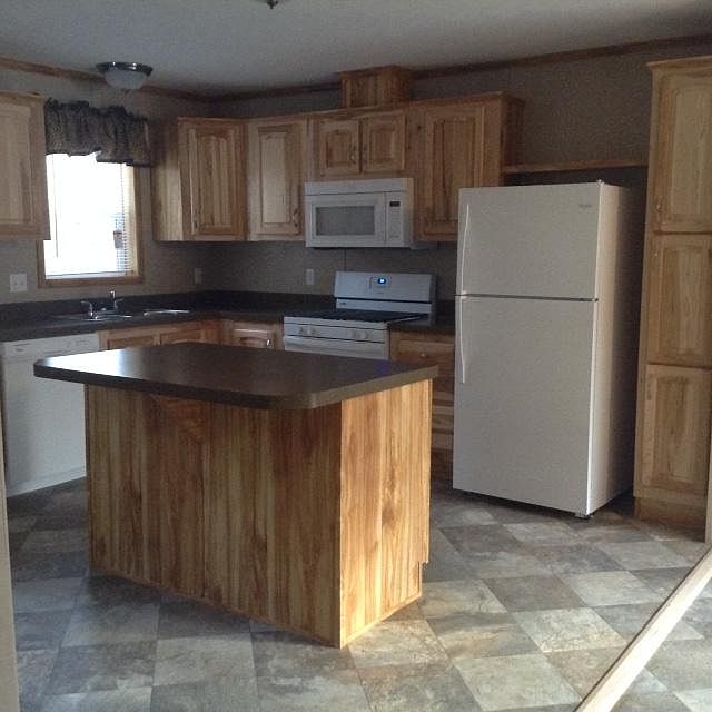 1st image of 214 Pinegrove Dr