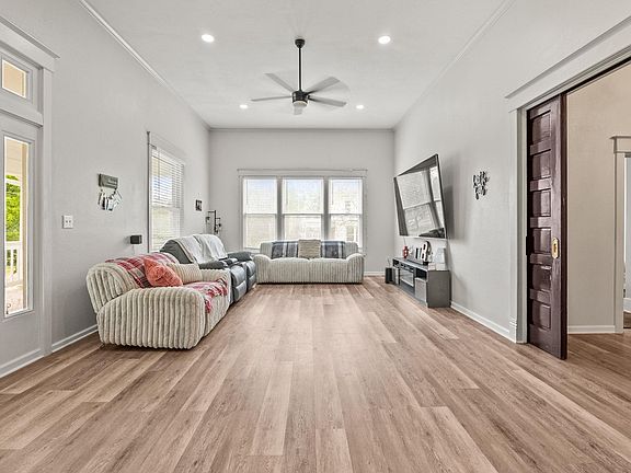 5th image of 405 Avenue 1 NE