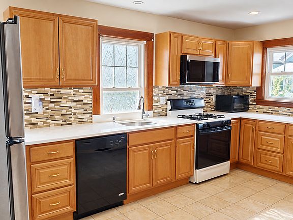 4th image of 20 Lyne Rd #2