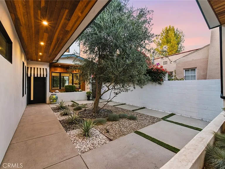 13135 Chandler Blvd — Photo 11
