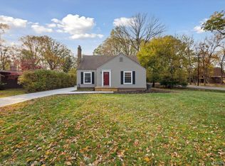 21124 Thorofare Rd, Grosse Ile, MI 48138