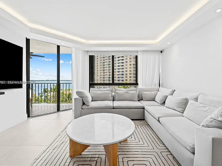 520 Brickell Key Dr — Photo 3