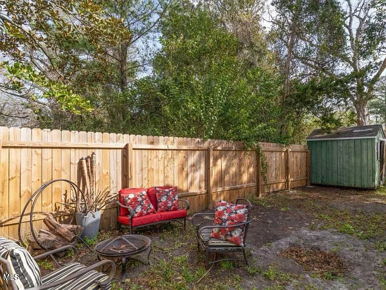 1409 Wooster St — Photo 24