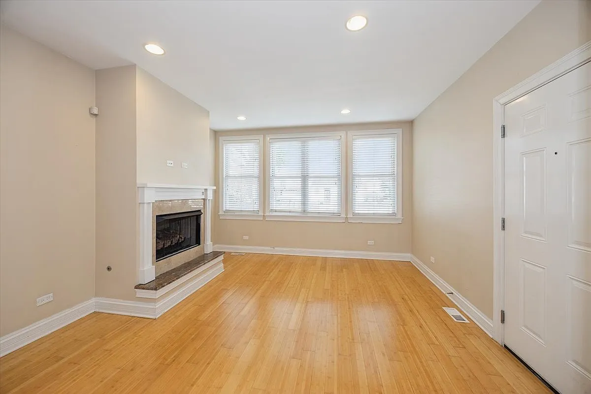 3 bed, 2400 sqft, $3,300 — Photo 3