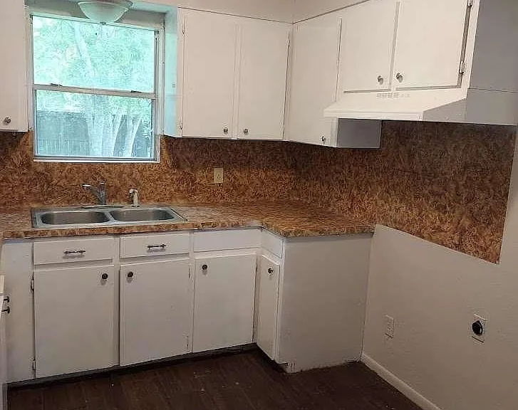 215 Blackshear St — Photo 12