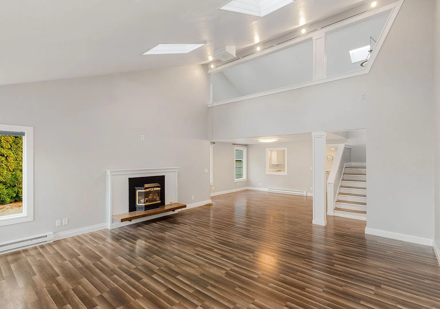 Wonderful 3BD Finn Hill Home in Kirkland with Garage! — Photo 3