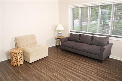 4th image of 206 S Elm St #L