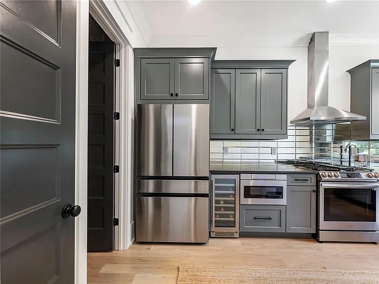 566 Versailles Dr — Photo 23