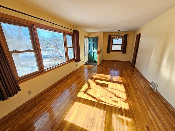 5th image of 513 54th Ave NE