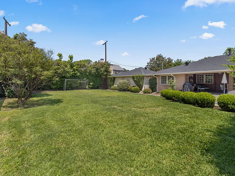 11451 Parkchester Dr — Photo 36