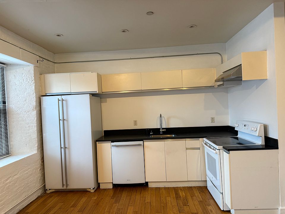 1st image of 555 Roosevelt Ave #107