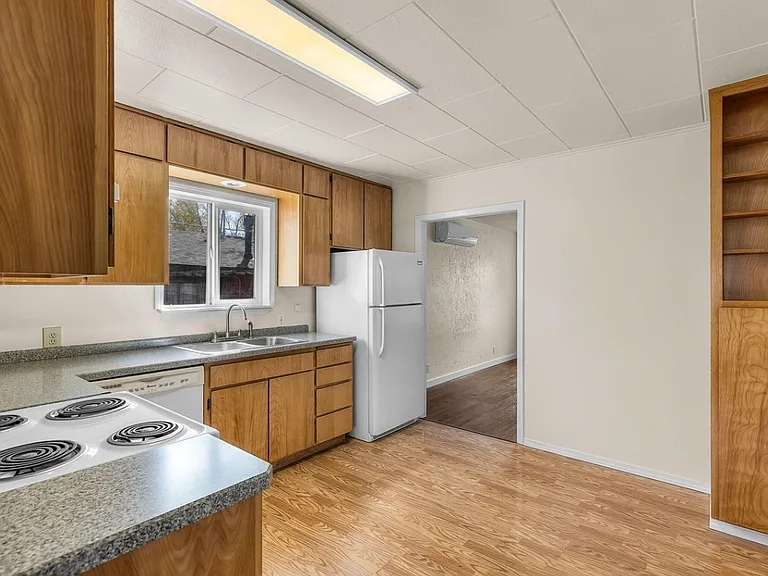 640 NW Delaware Ave — Photo 8