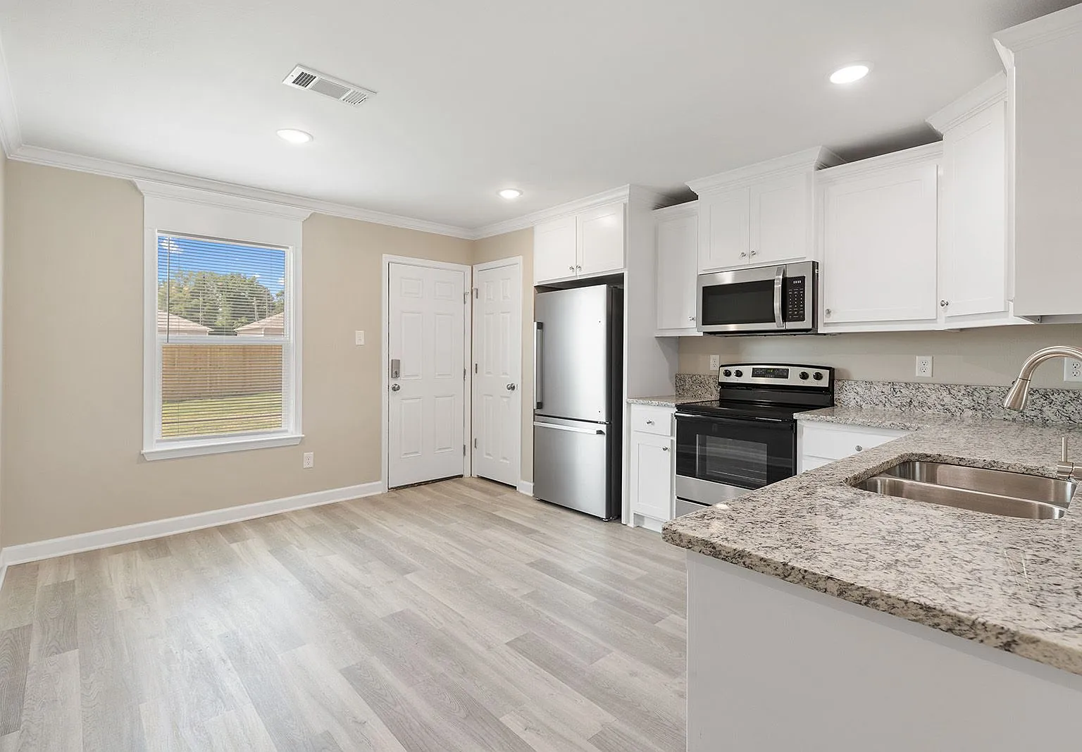 809 Pine Tree Rd — Photo 3