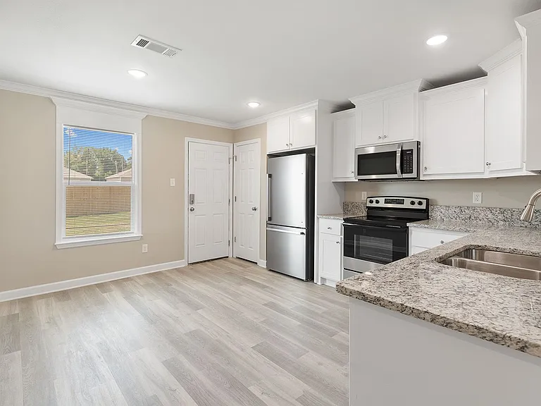 809 Pine Tree Rd — Photo 3