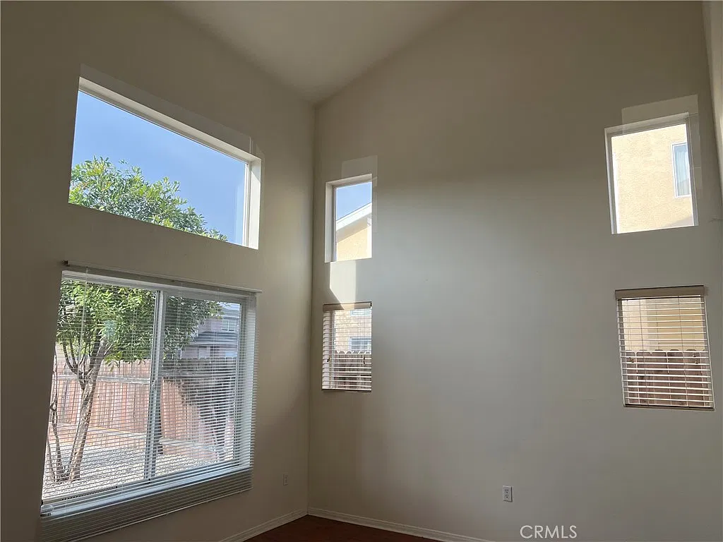 3 bed, 2.5 bath, 1765 sqft, $4,300 — Photo 4