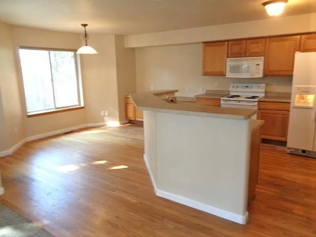 30202 Hilltop Dr — Photo 4