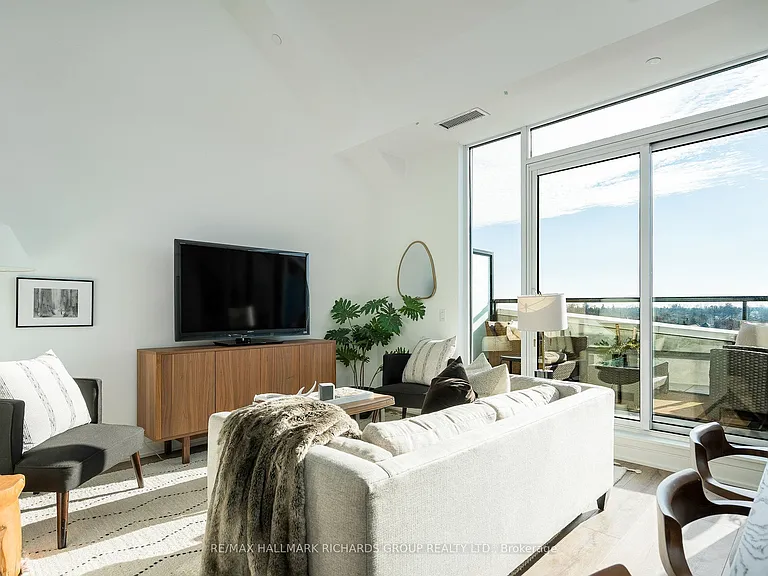 31 Huron St #Penthouse 610 — Photo 2