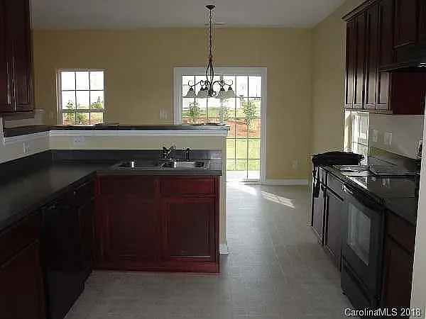 4 bed, 2.5 bath, 2268 sqft, $2,300 — Photo 4
