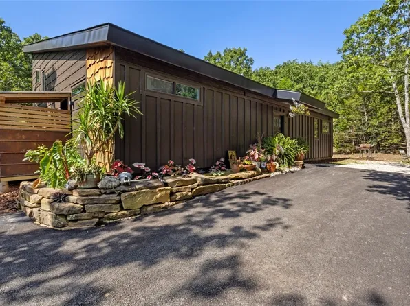 3211 S City Lake Rd, Fayetteville, AR 72701