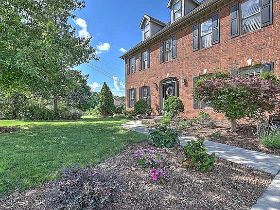3rd image of 1020 Sussex Dr