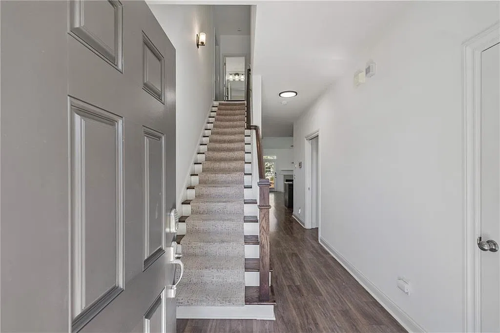 3 bed, 3.0 bath, 1860 sqft, $3,300 — Photo 3