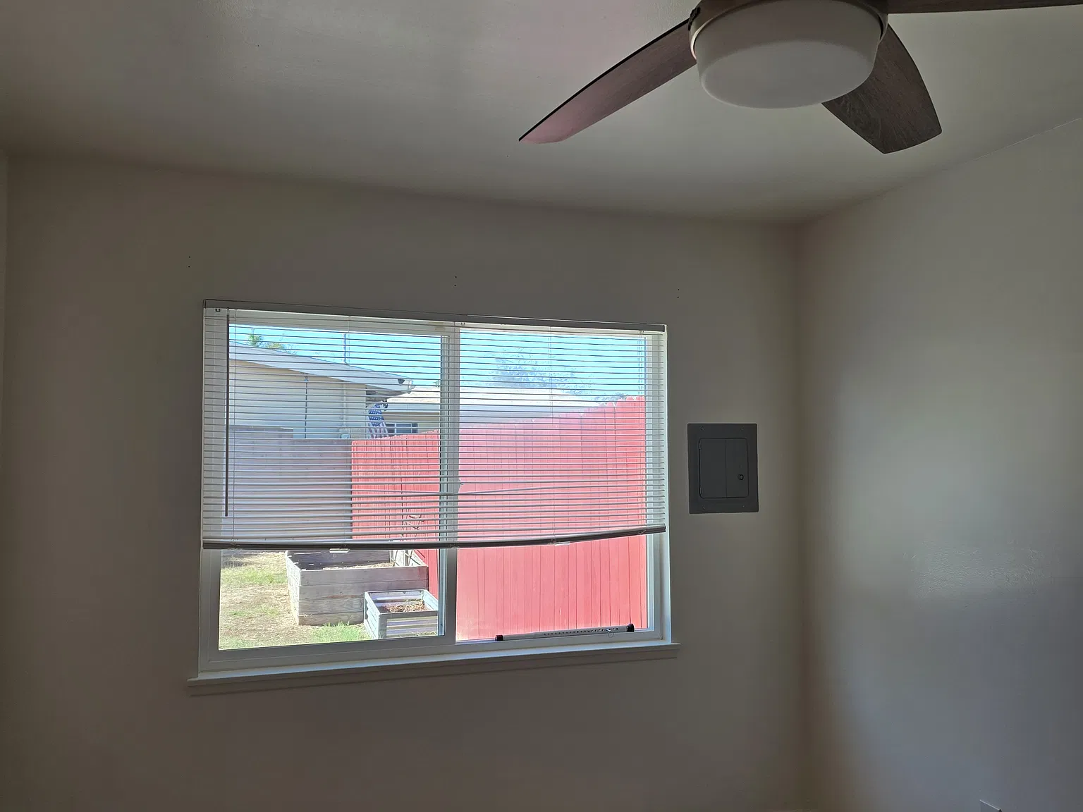 4824-26 Hidalgo Ave — Photo 3