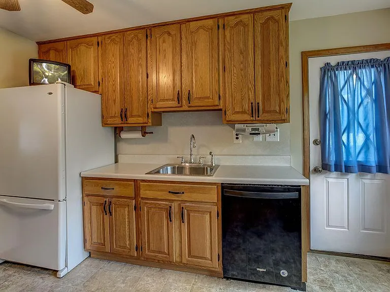 594 Vaughn Ave — Photo 6