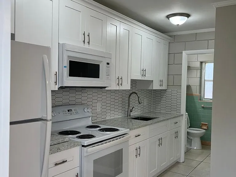 1215 Hartman Apartments — Photo 7