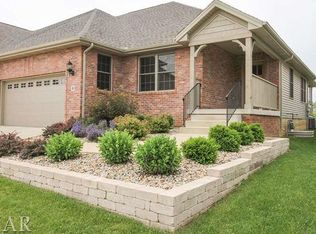 9 Saint Ivans Cir, Bloomington, IL