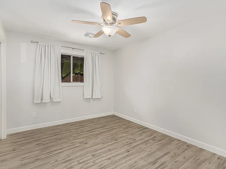 529 E Benjamin Dr — Photo 6