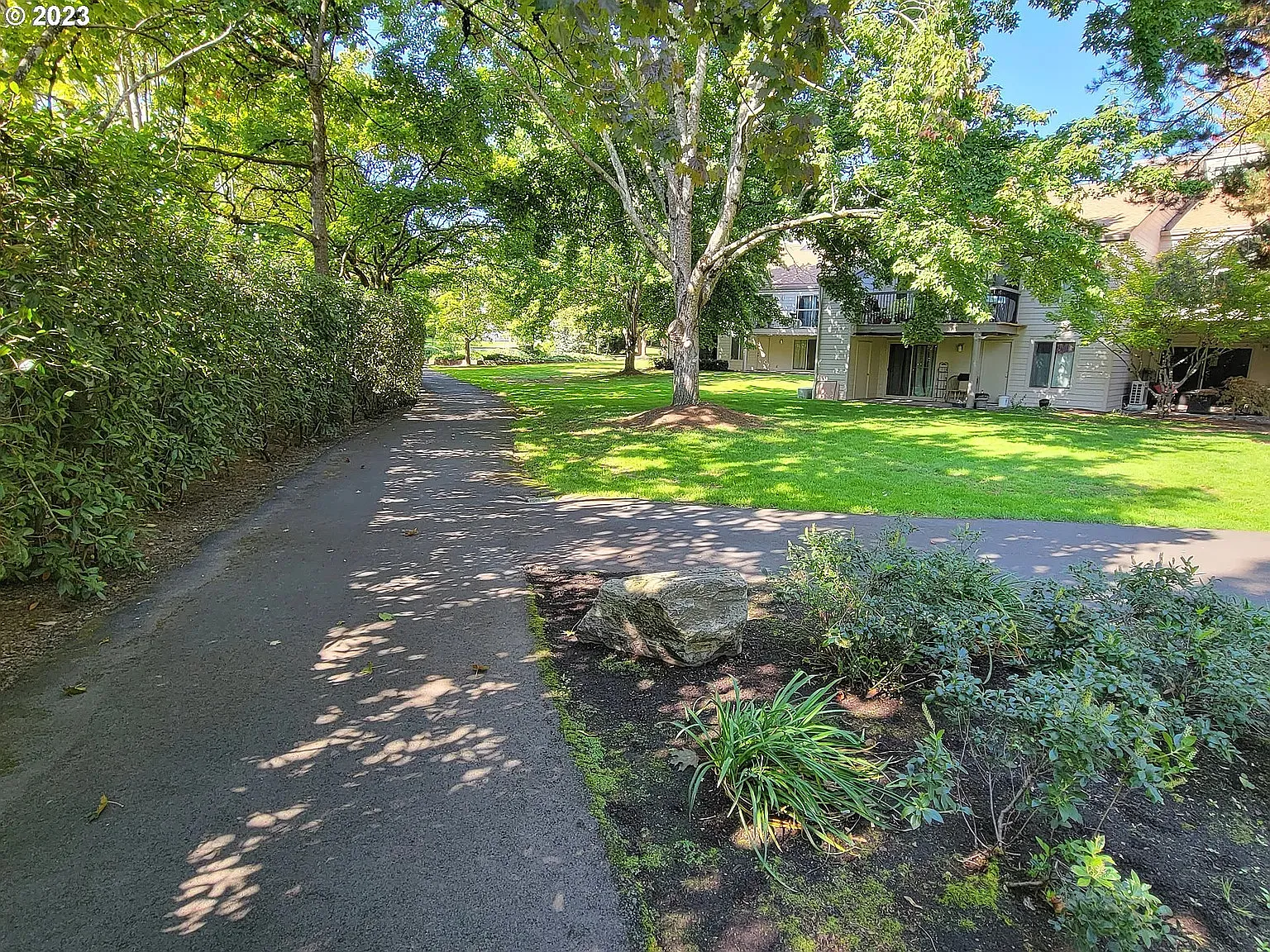 2 bed, 1072 sqft, $2,850 — Photo 2