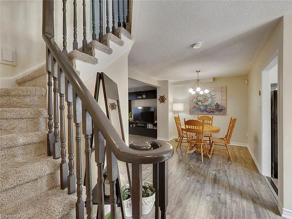 4th image of 32 Maple Ave