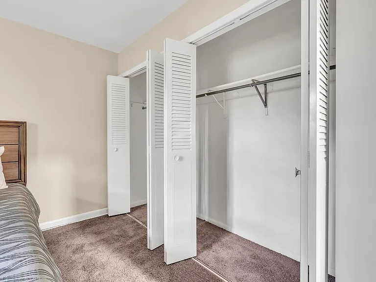 Colonial Court Apartments — Photo 16