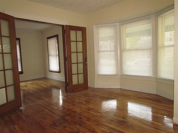 1st image of 1033 Toren St SE