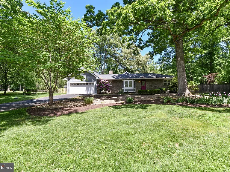 14 Oak Ln — Photo 1