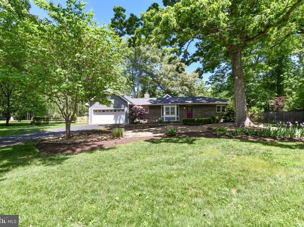 14 Oak Ln, Sterling, VA 20165
