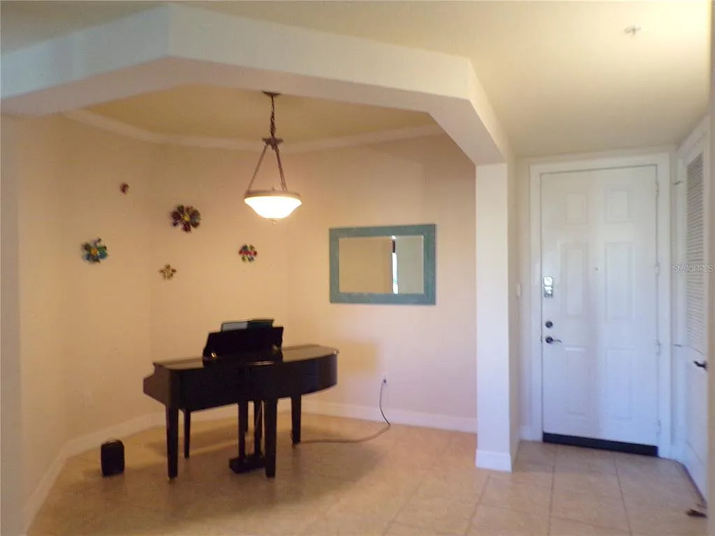 3 bed, 2.0 bath, 1915 sqft, $3,000 — Photo 3