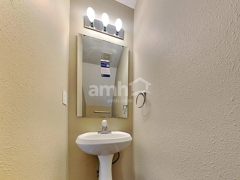 5627 N Plymouth Ct — Photo 8
