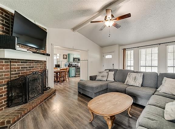 3rd image of 1207 Devonshire Ln