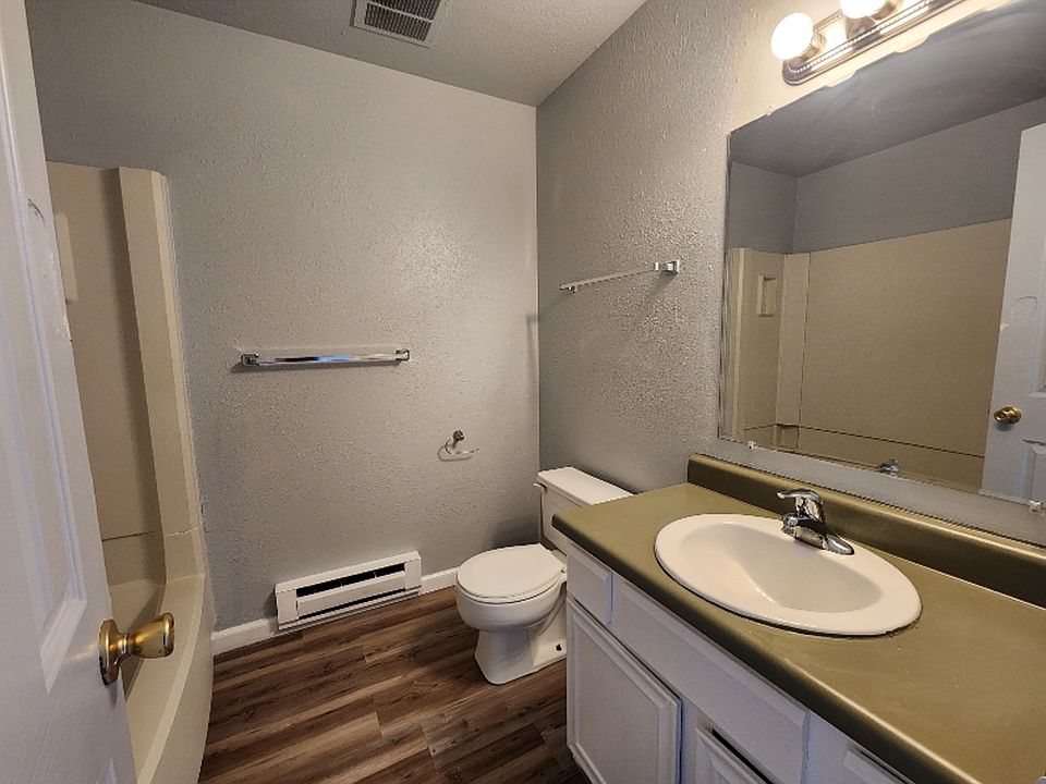 1st image of 41-47 Castle Royal Dr