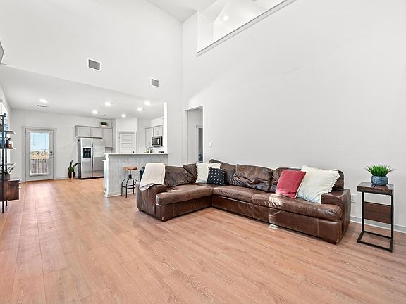 4th image of 522 Wilshire Rd