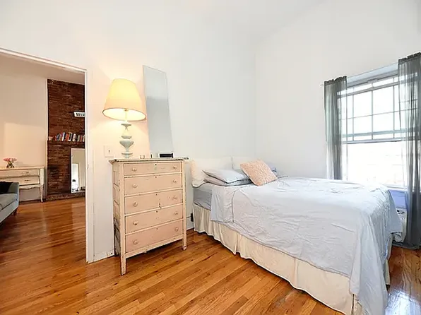 228 W 15th St APT 4A, New York, NY 10011