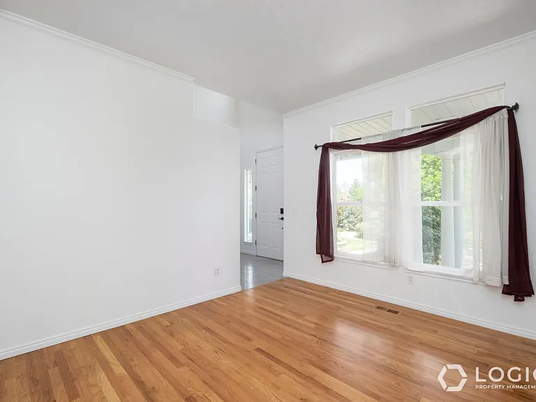 166 E Rawlins Ln — Photo 4