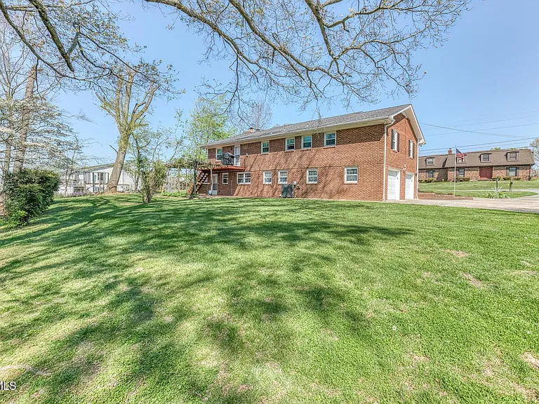 908 Meadow Ln — Photo 46
